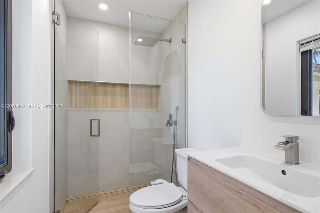 For Sale: $825,000 (5 beds, 3 baths, 2184 Square Feet)