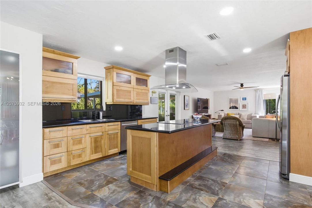For Sale: $825,000 (5 beds, 3 baths, 2184 Square Feet)