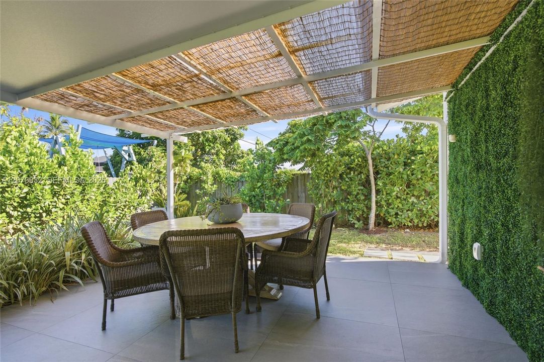 For Sale: $825,000 (5 beds, 3 baths, 2184 Square Feet)