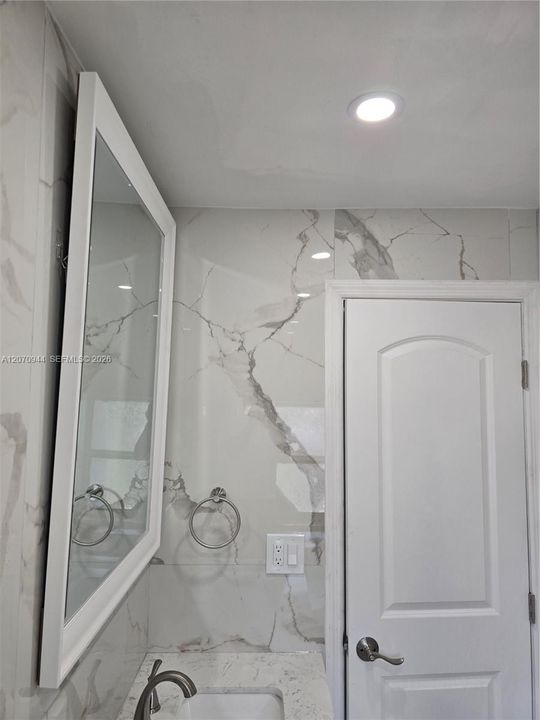 For Rent: $2,000 (1 beds, 1 baths, 2012 Square Feet)