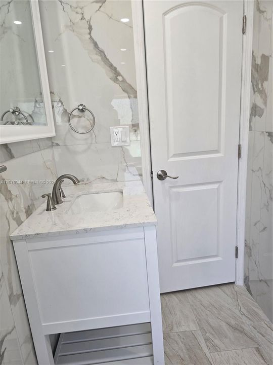 For Rent: $2,000 (1 beds, 1 baths, 2012 Square Feet)
