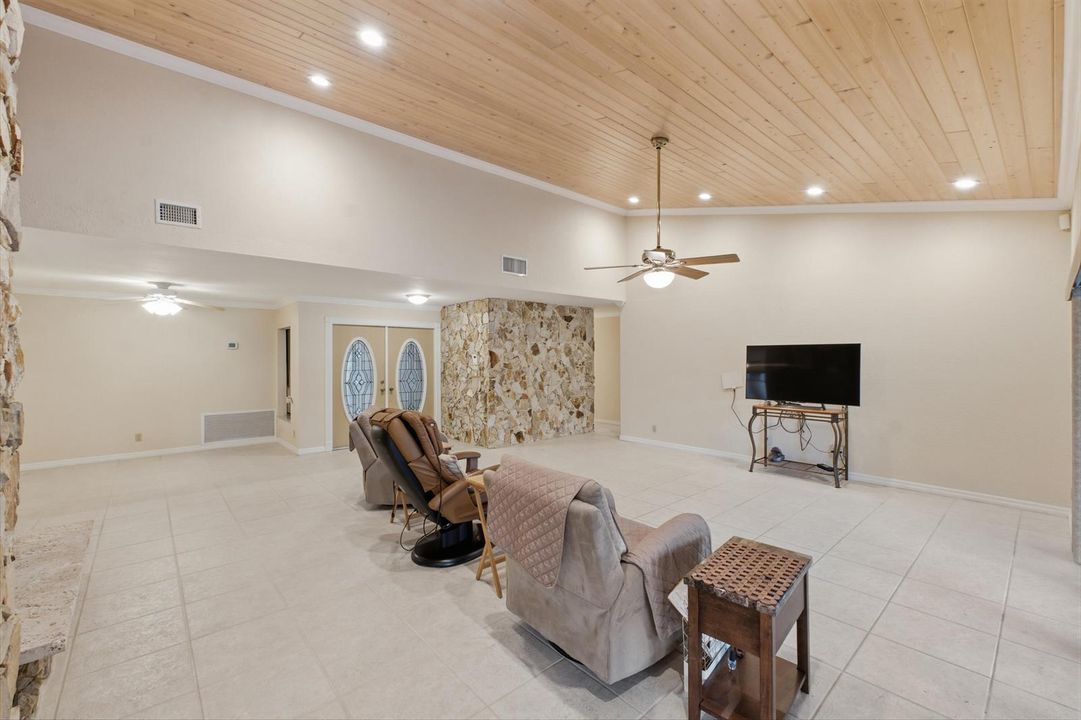 8719 NW 1st St_017