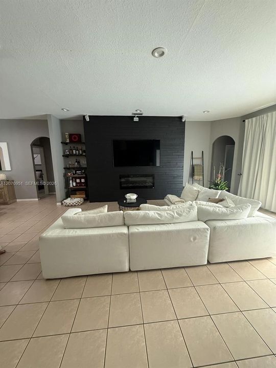 En Venta: $545,000 (4 camas, 3 baños, 2069 Pies cuadrados)