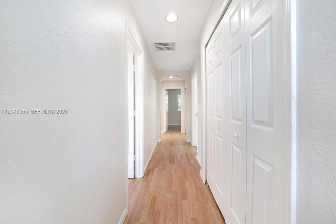 En Venta: $280,000 (3 camas, 3 baños, 1423 Pies cuadrados)