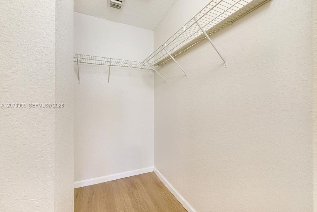 En Venta: $280,000 (3 camas, 3 baños, 1423 Pies cuadrados)
