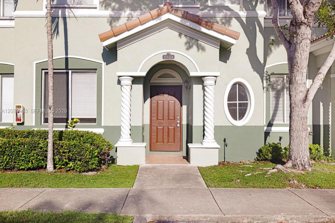 En Venta: $280,000 (3 camas, 3 baños, 1423 Pies cuadrados)