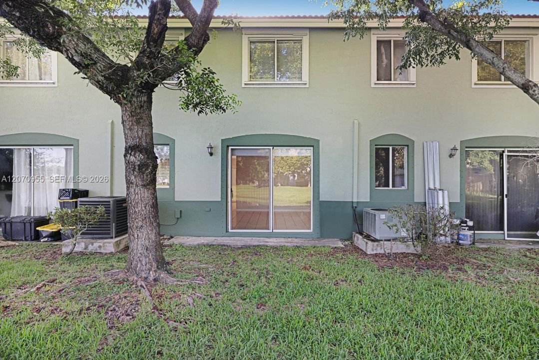 En Venta: $280,000 (3 camas, 3 baños, 1423 Pies cuadrados)