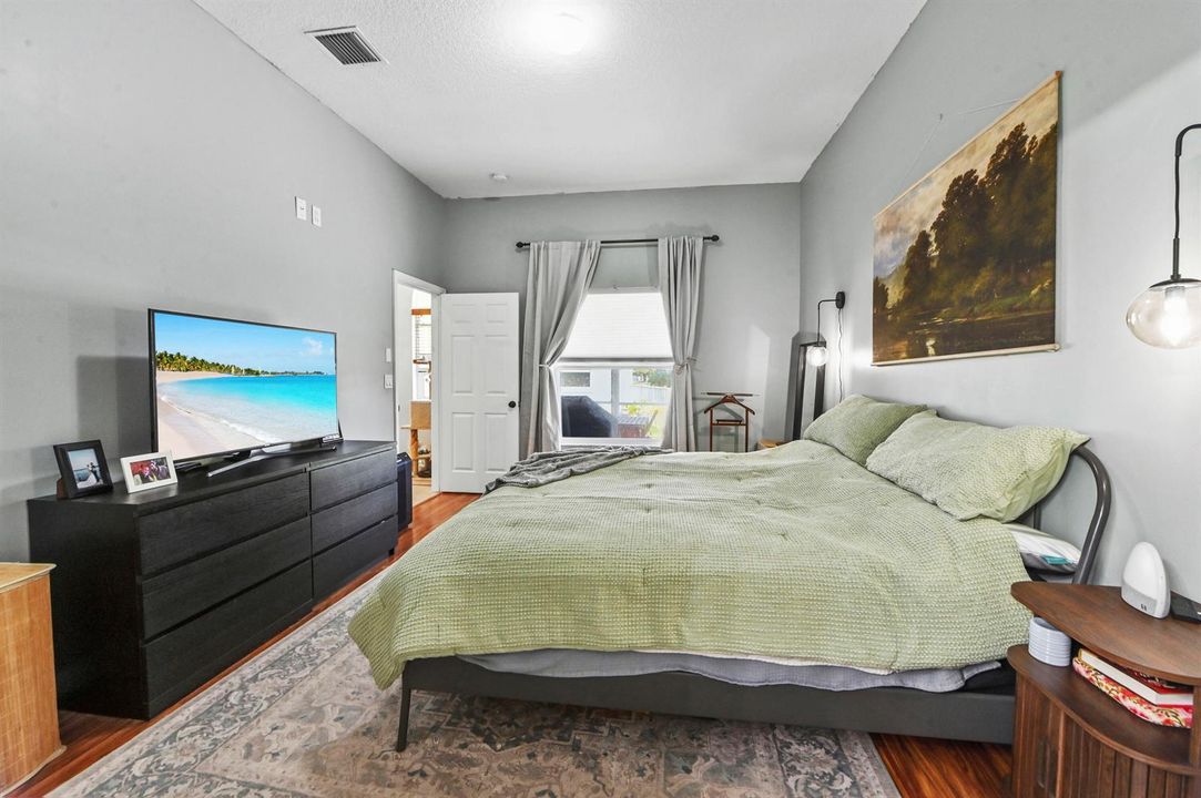 27 Bedroom 02