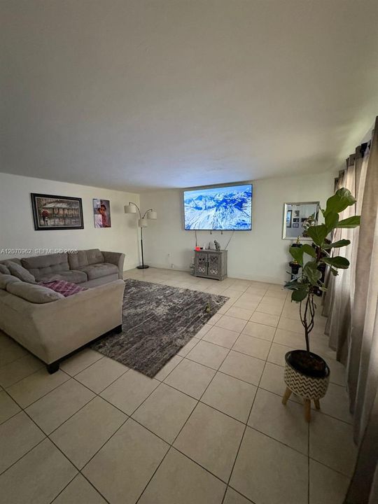 For Rent: $2,250 (2 beds, 2 baths, 1250 Square Feet)