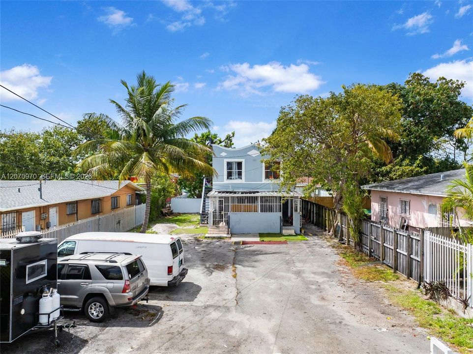 For Rent: $1,600 (1 beds, 1 baths, 1320 Square Feet)
