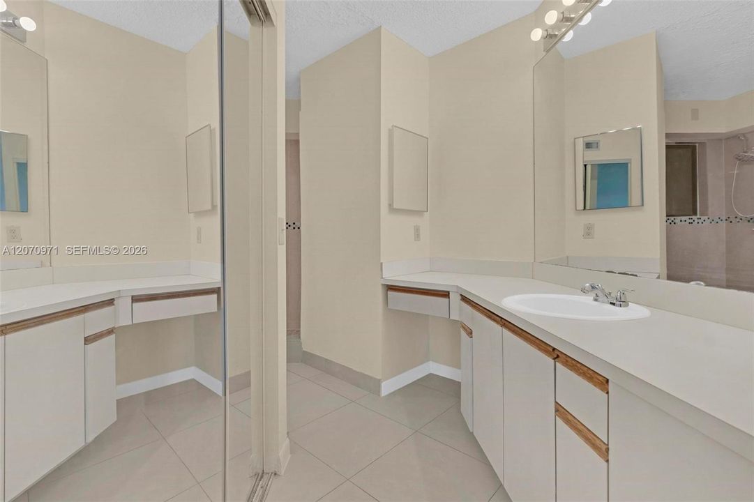 For Rent: $2,600 (2 beds, 2 baths, 1090 Square Feet)