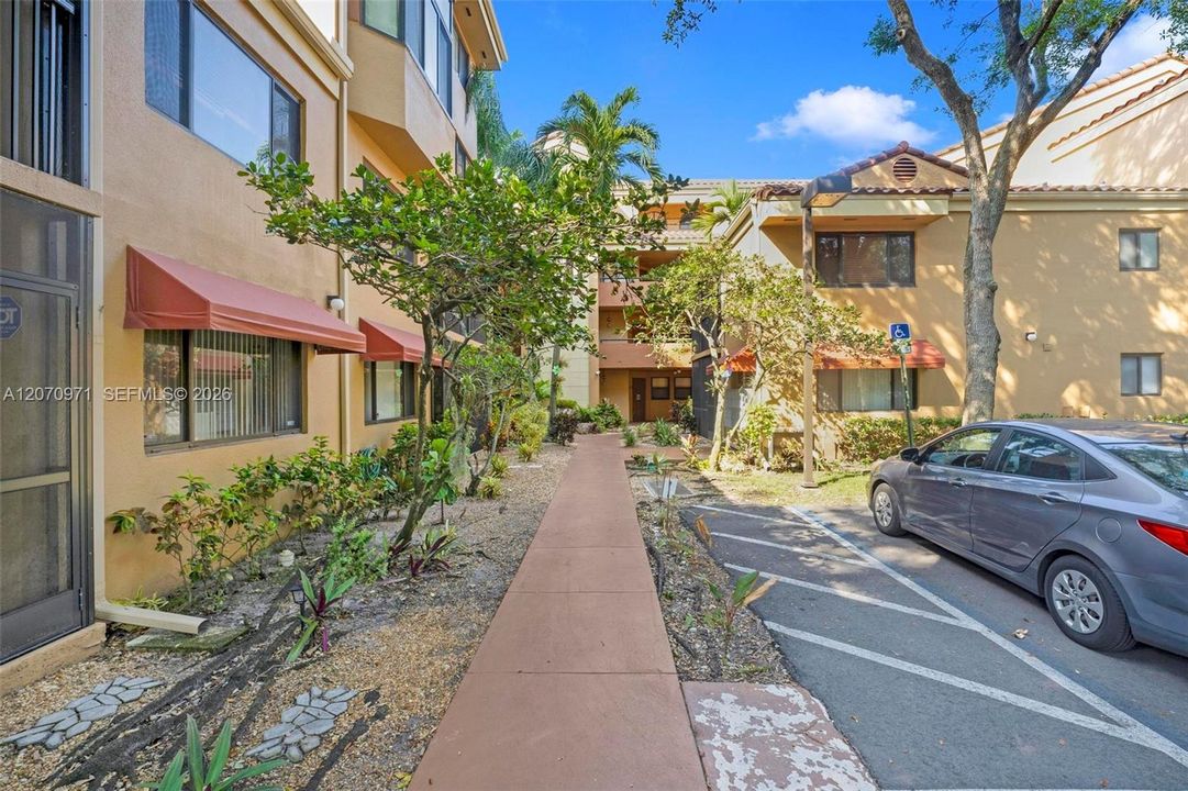 For Rent: $2,600 (2 beds, 2 baths, 1090 Square Feet)
