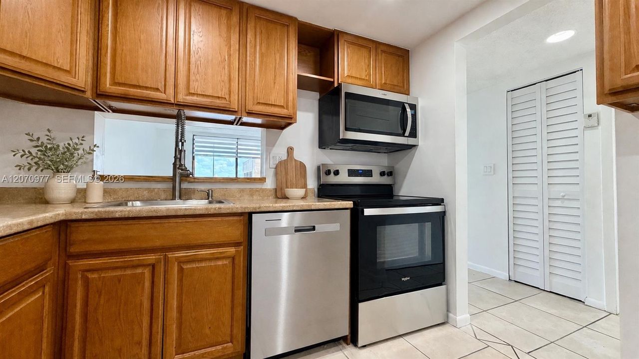 For Rent: $1,850 (1 beds, 1 baths, 773 Square Feet)
