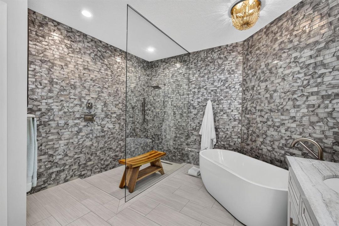 Walk in Shower & Soaker Tub