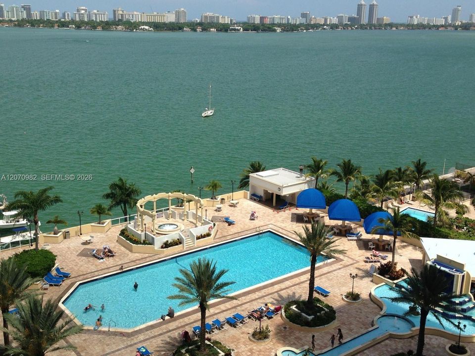 For Rent: $2,900 (2 beds, 2 baths, 1030 Square Feet)