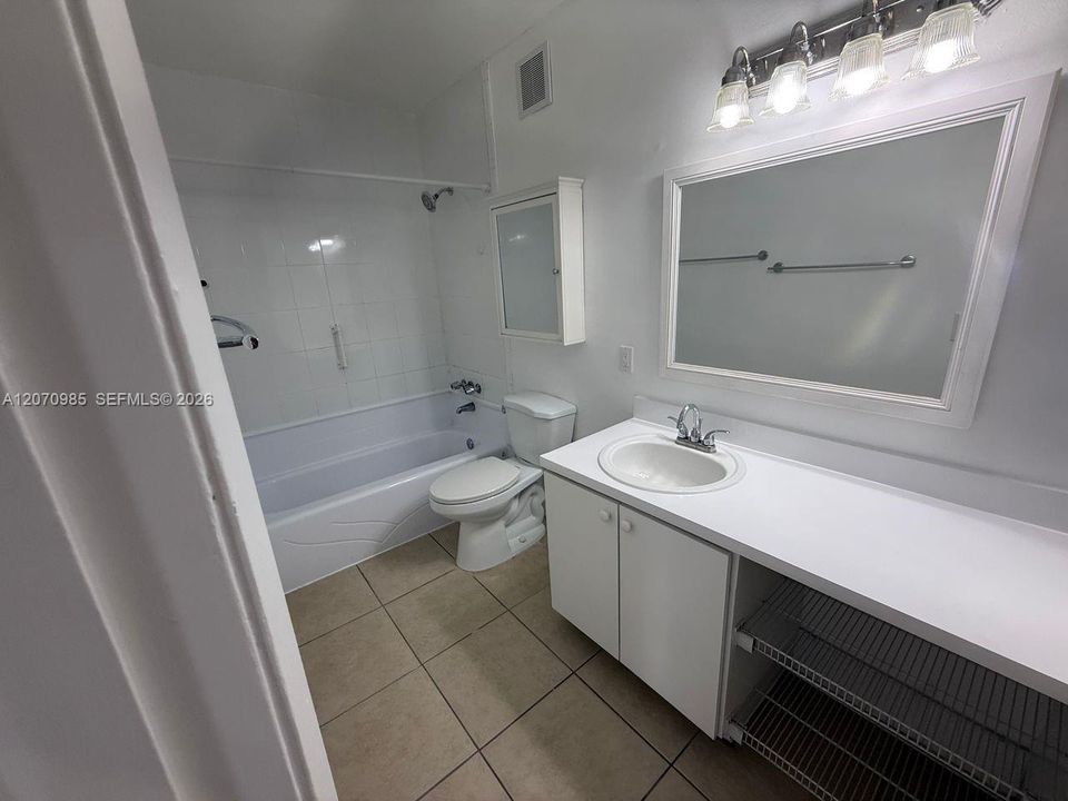 For Rent: $2,100 (1 beds, 1 baths, 750 Square Feet)