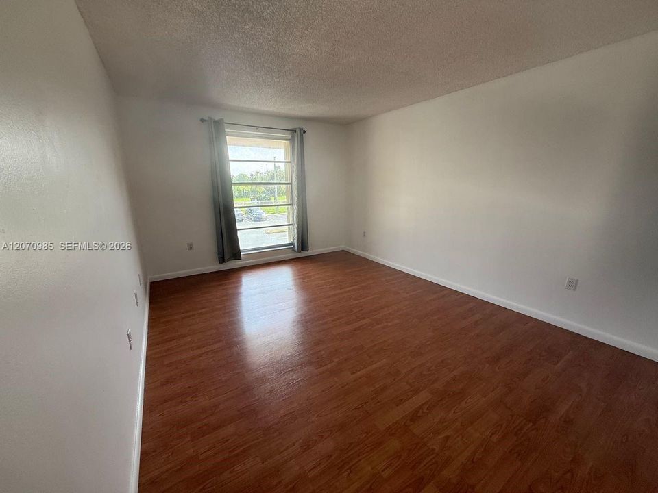 For Rent: $2,100 (1 beds, 1 baths, 750 Square Feet)
