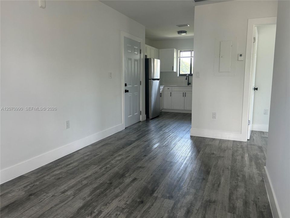 For Rent: $2,200 (2 beds, 1 baths, 650 Square Feet)