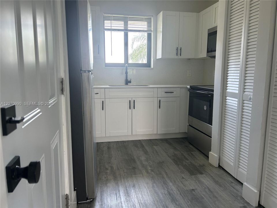 For Rent: $2,200 (2 beds, 1 baths, 650 Square Feet)