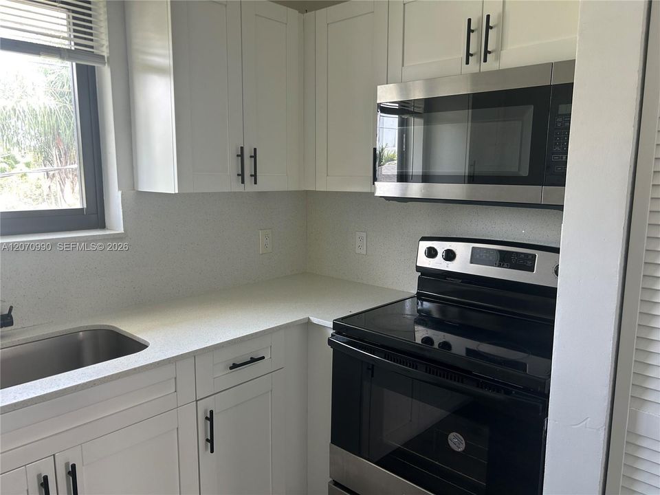 For Rent: $2,200 (2 beds, 1 baths, 650 Square Feet)