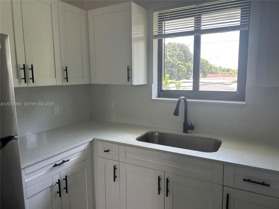 For Rent: $2,200 (2 beds, 1 baths, 650 Square Feet)