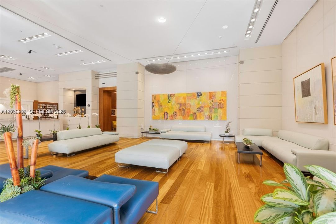 For Sale: $700,000 (1 beds, 2 baths, 679 Square Feet)