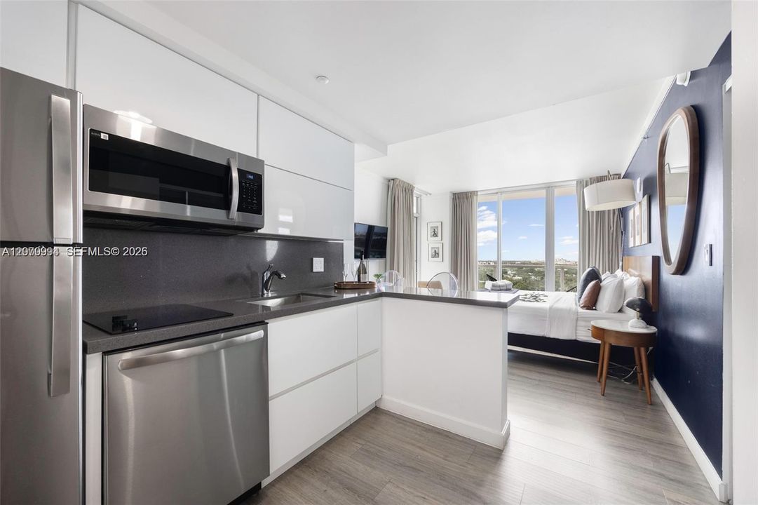 For Sale: $700,000 (1 beds, 2 baths, 679 Square Feet)