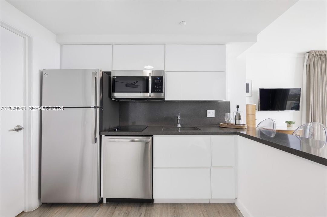 For Sale: $700,000 (1 beds, 2 baths, 679 Square Feet)