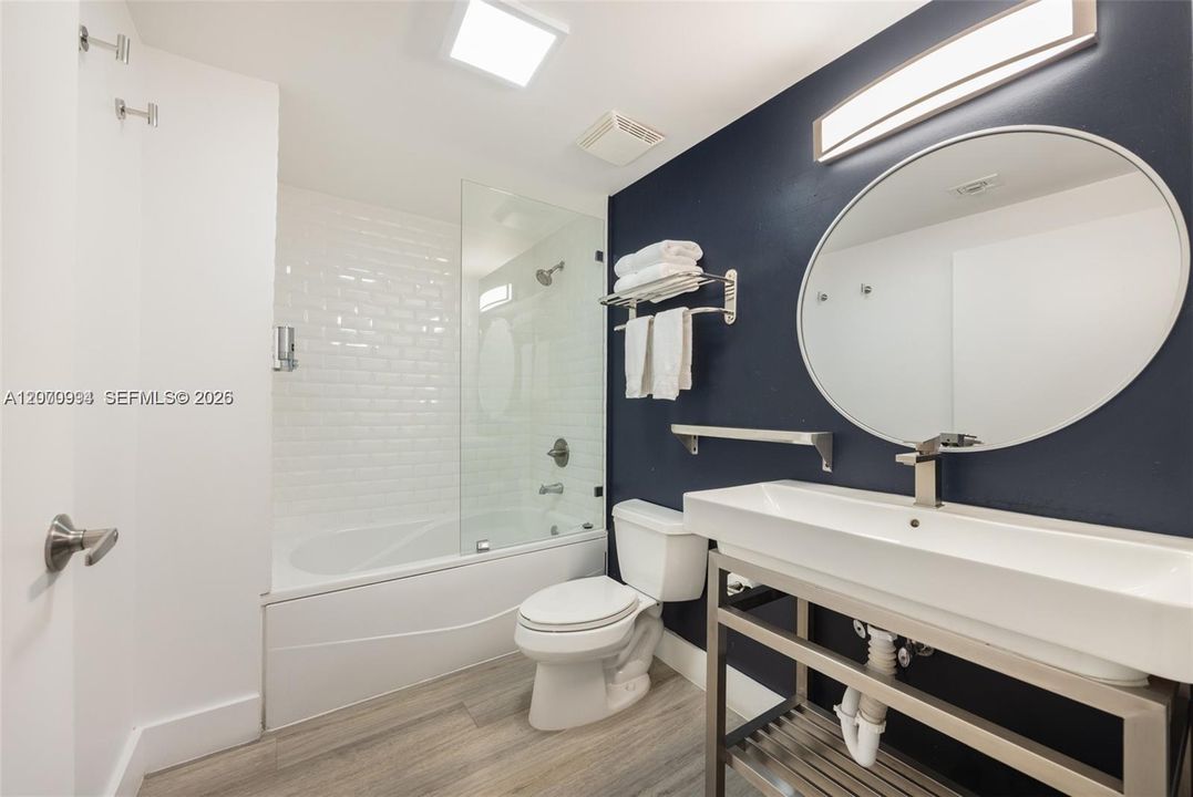 For Sale: $700,000 (1 beds, 2 baths, 679 Square Feet)