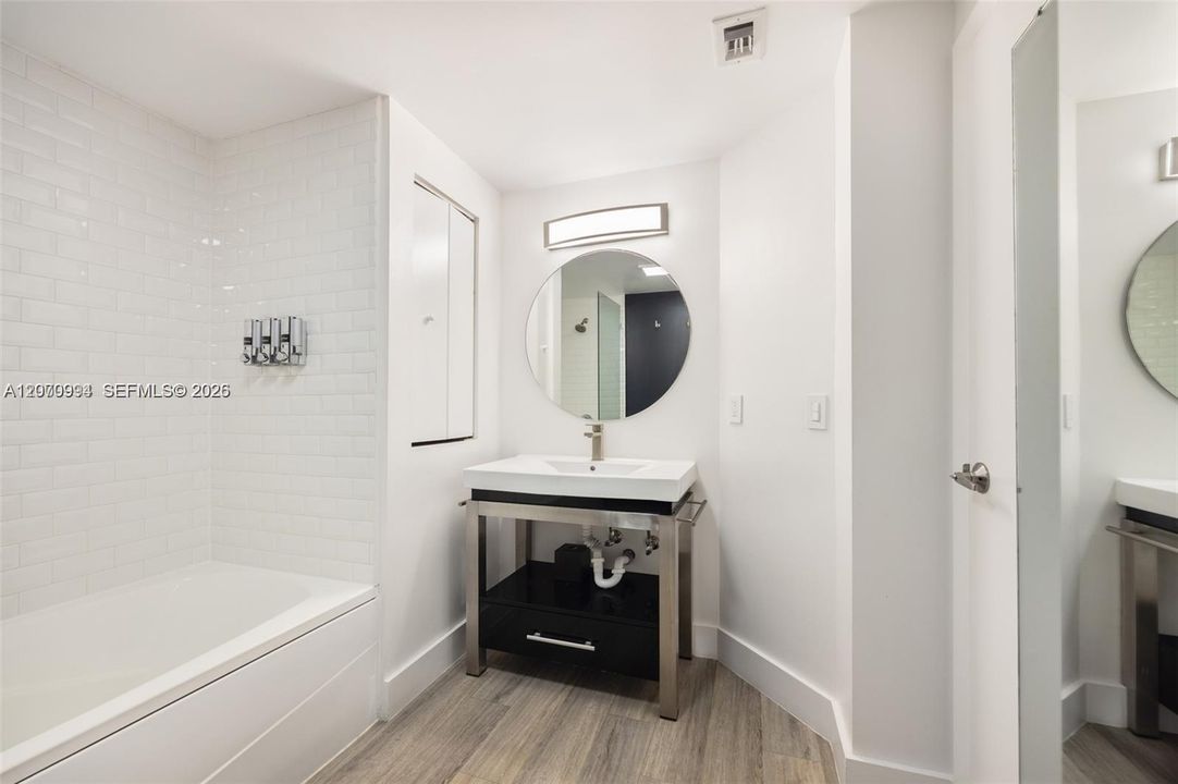 For Sale: $700,000 (1 beds, 2 baths, 679 Square Feet)