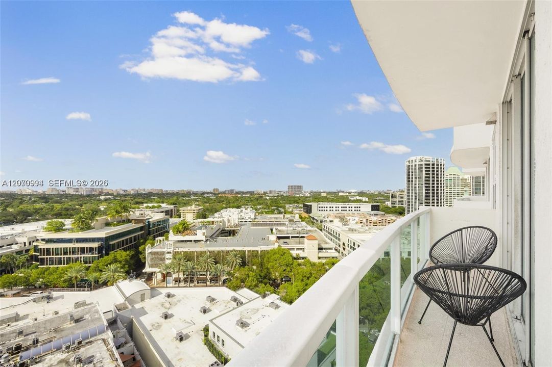 For Sale: $700,000 (1 beds, 2 baths, 679 Square Feet)