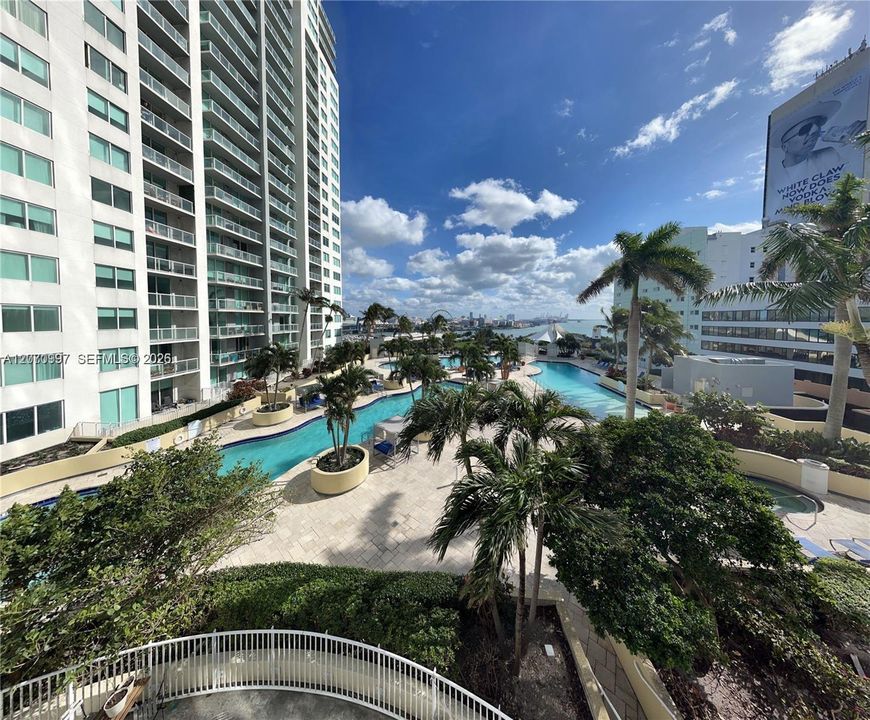 For Sale: $417,500 (1 beds, 1 baths, 806 Square Feet)