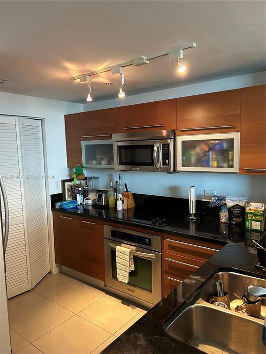 For Sale: $396,500 (1 beds, 1 baths, 806 Square Feet)
