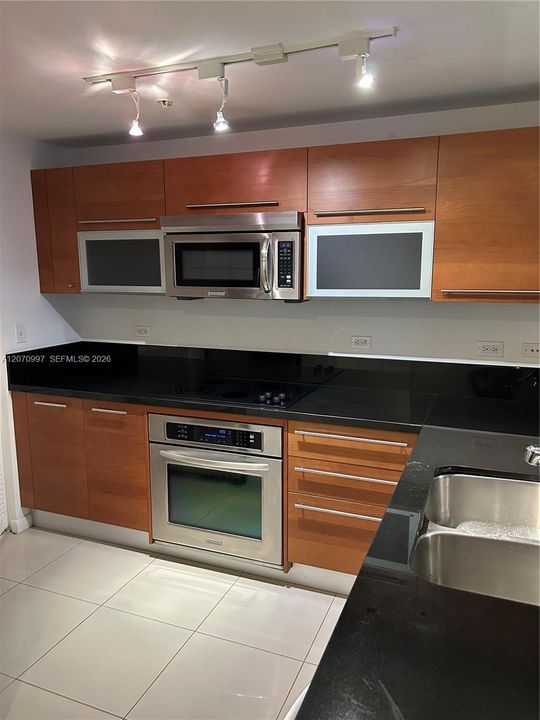 For Sale: $396,500 (1 beds, 1 baths, 806 Square Feet)