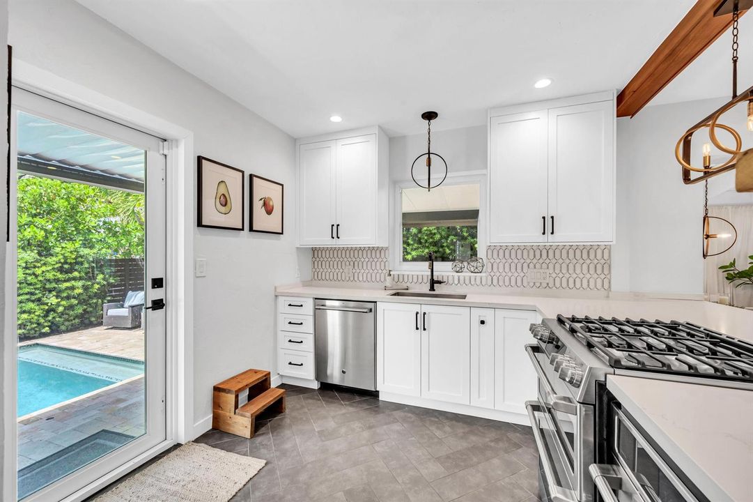 748 NE 17TH WAY--26