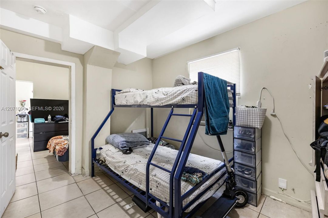 For Rent: $1,600 (1 beds, 1 baths, 1320 Square Feet)