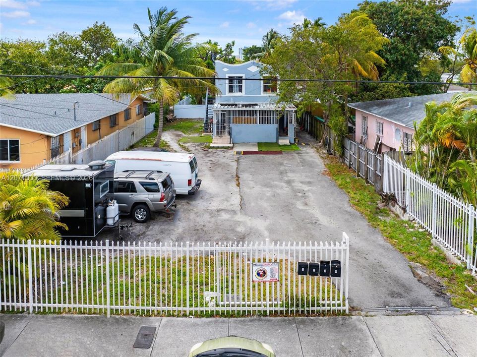 For Rent: $1,600 (1 beds, 1 baths, 1320 Square Feet)