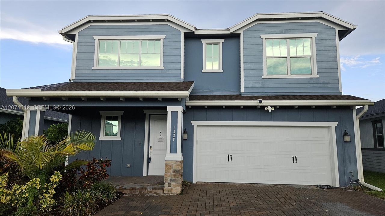En Venta: $573,100 (4 camas, 3 baños, 2401 Pies cuadrados)