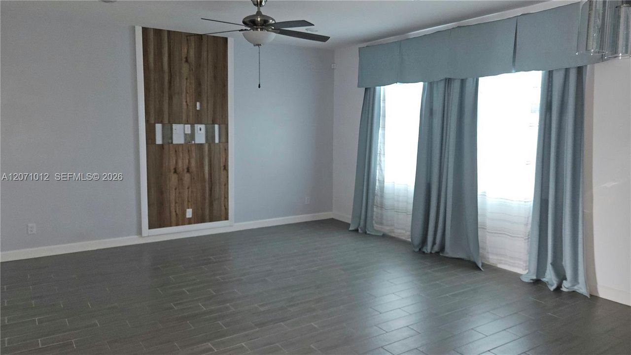 En Venta: $573,100 (4 camas, 3 baños, 2401 Pies cuadrados)