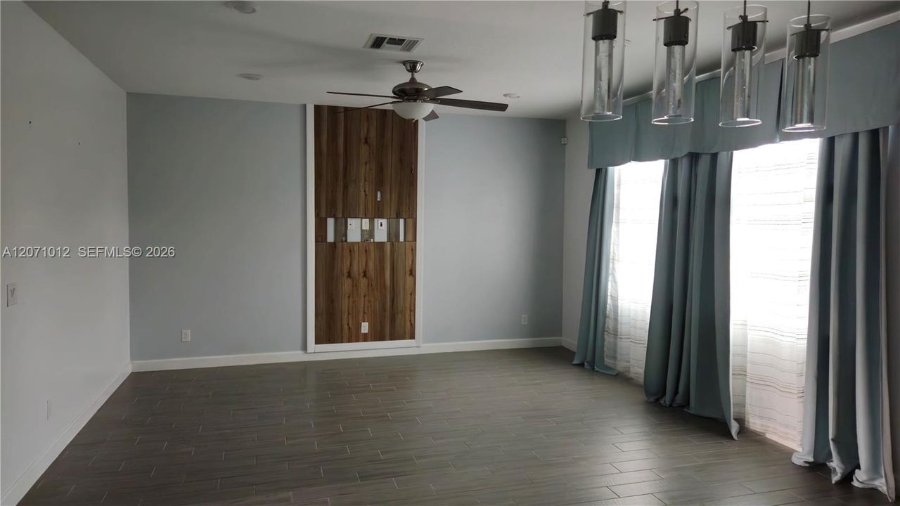 En Venta: $573,100 (4 camas, 3 baños, 2401 Pies cuadrados)