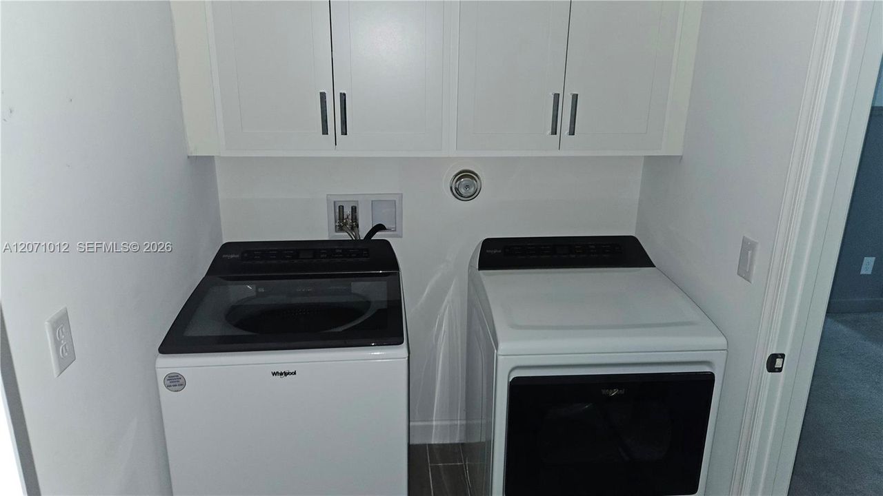 En Venta: $573,100 (4 camas, 3 baños, 2401 Pies cuadrados)