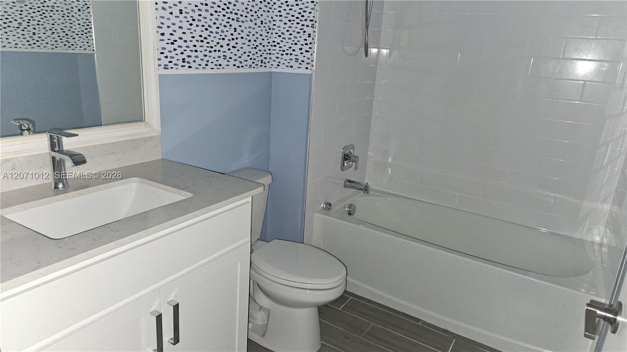 En Venta: $573,100 (4 camas, 3 baños, 2401 Pies cuadrados)