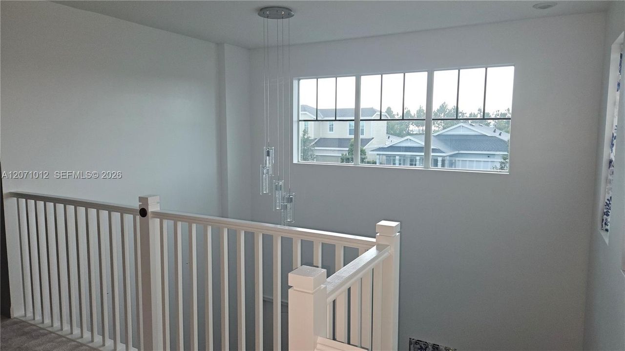 En Venta: $573,100 (4 camas, 3 baños, 2401 Pies cuadrados)