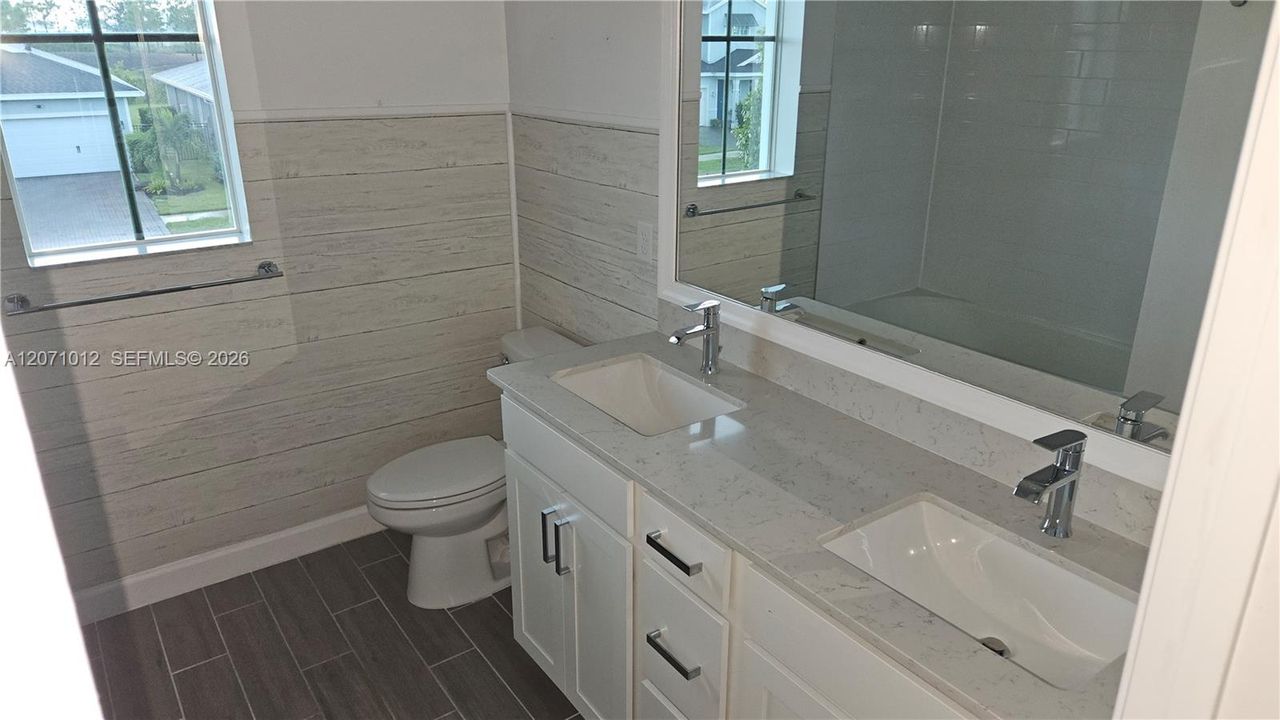 En Venta: $573,100 (4 camas, 3 baños, 2401 Pies cuadrados)