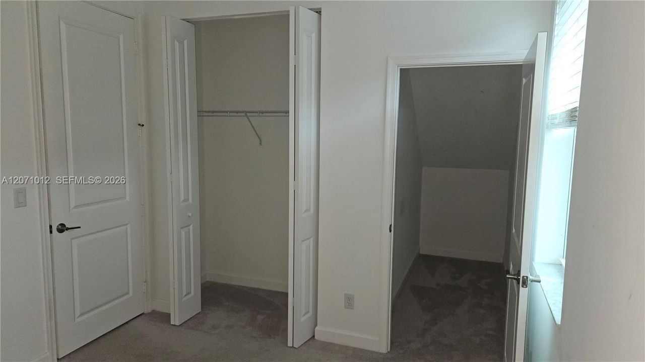 En Venta: $573,100 (4 camas, 3 baños, 2401 Pies cuadrados)