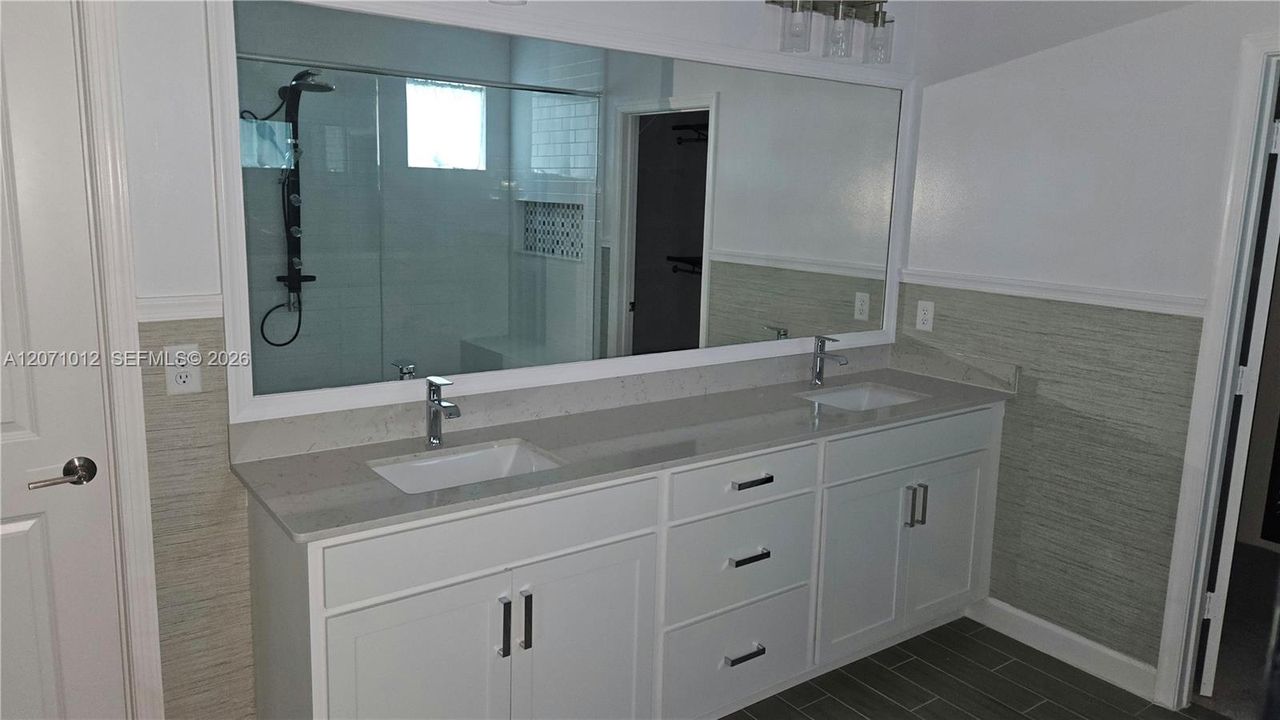 En Venta: $573,100 (4 camas, 3 baños, 2401 Pies cuadrados)