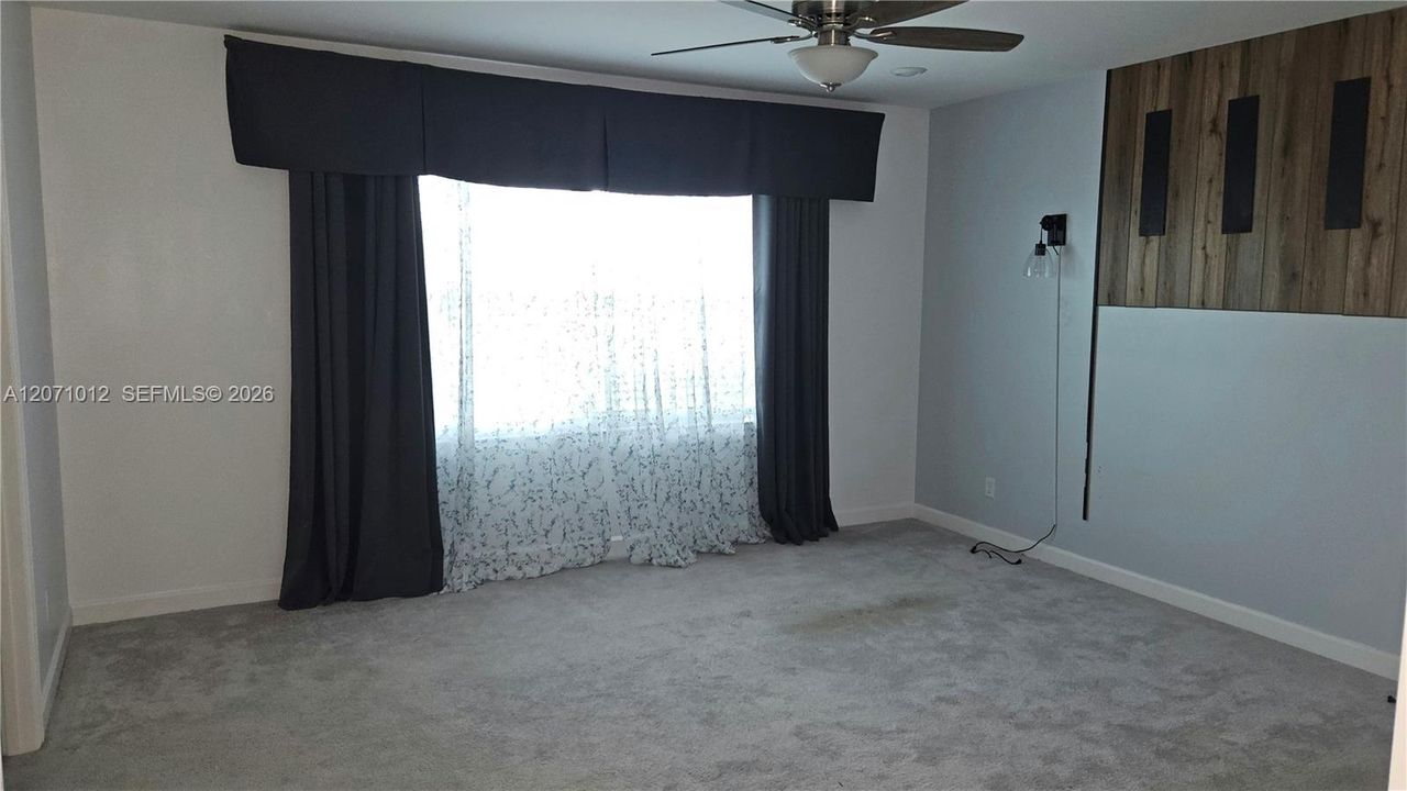 En Venta: $573,100 (4 camas, 3 baños, 2401 Pies cuadrados)