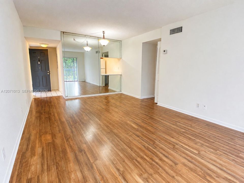 For Sale: $129,000 (2 beds, 1 baths, 850 Square Feet)