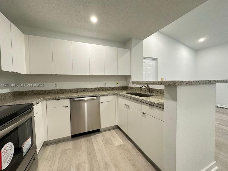 For Rent: $2,250 (1 beds, 1 baths, 743 Square Feet)
