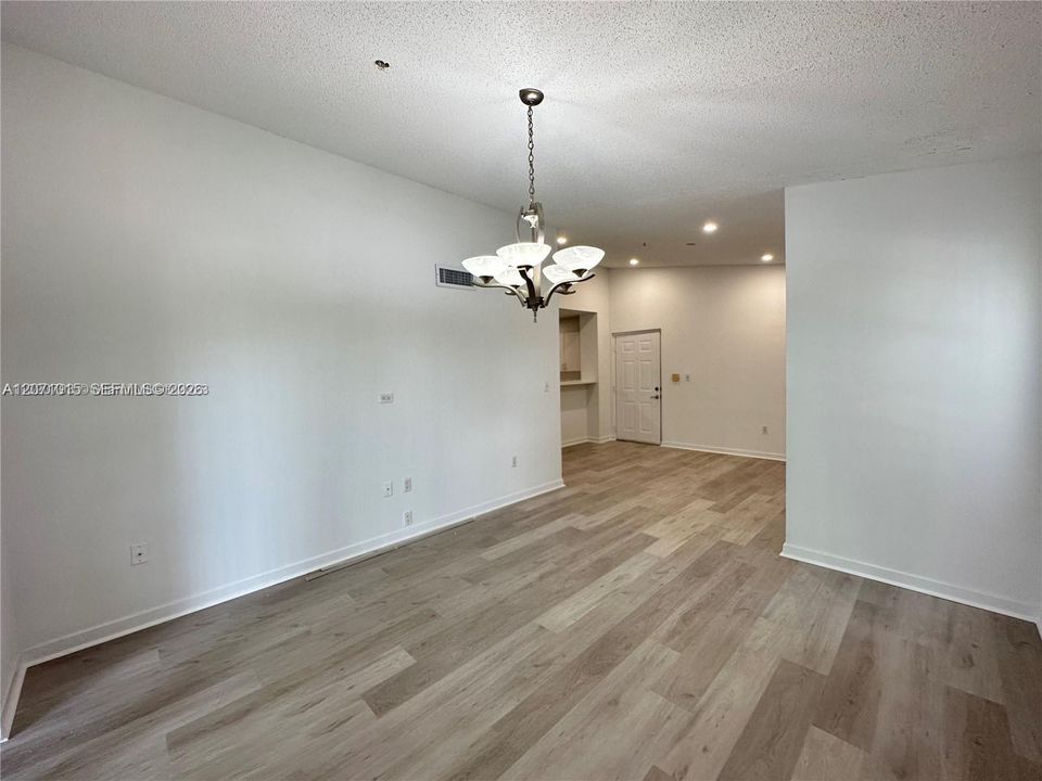 For Rent: $2,250 (1 beds, 1 baths, 743 Square Feet)